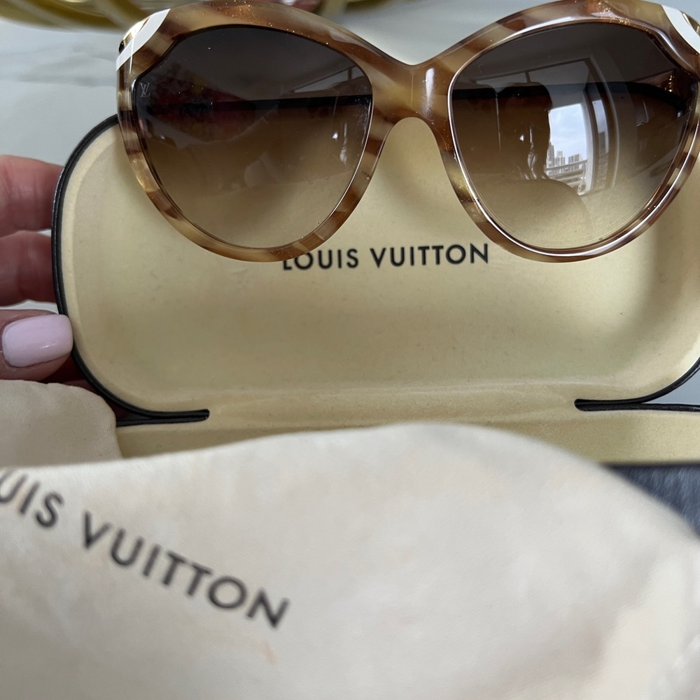 LOUIS Vuitton sunglasses never worn were a gift way too big